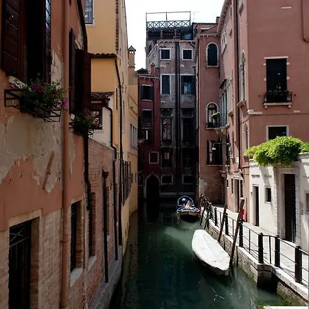 Casa Dell'albero * البندقية